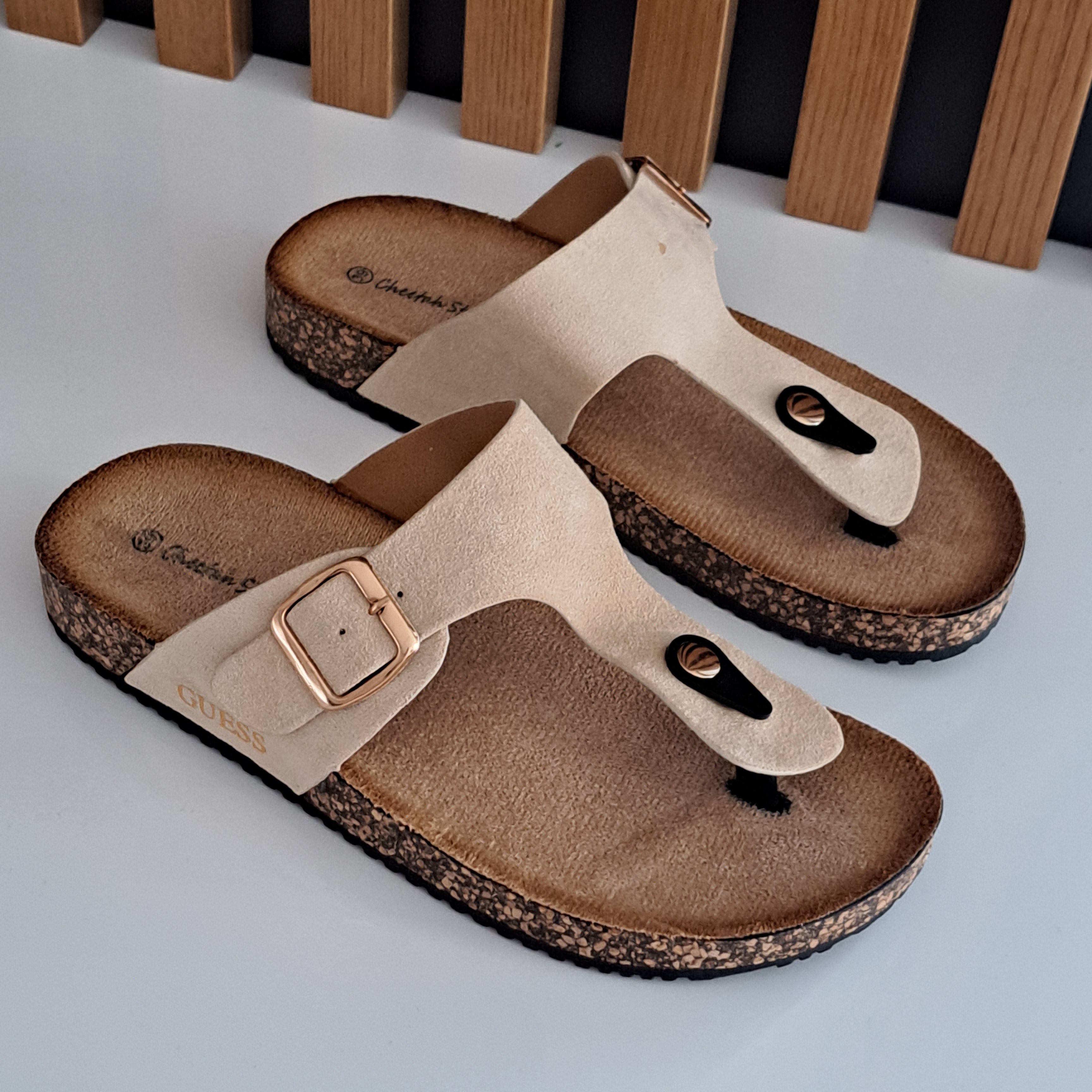 Chinelo bege dedo